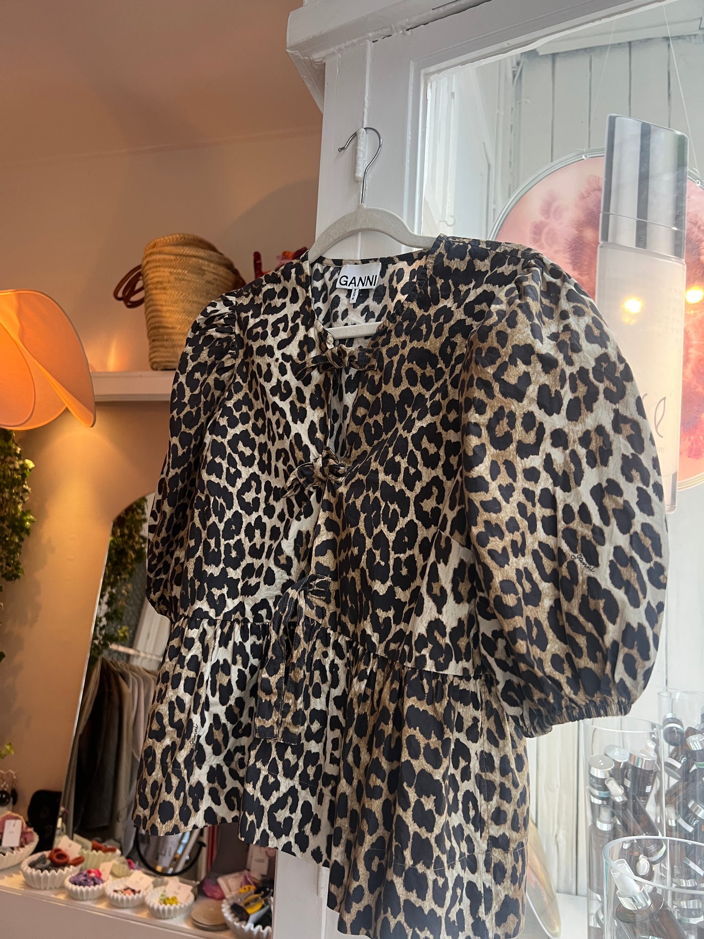 Ganni blouse tijgerprint met strikjes