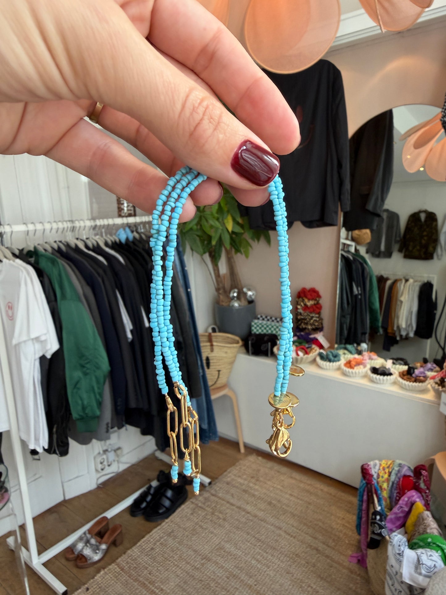 Turquoise glas kraaltjes enkelbandje