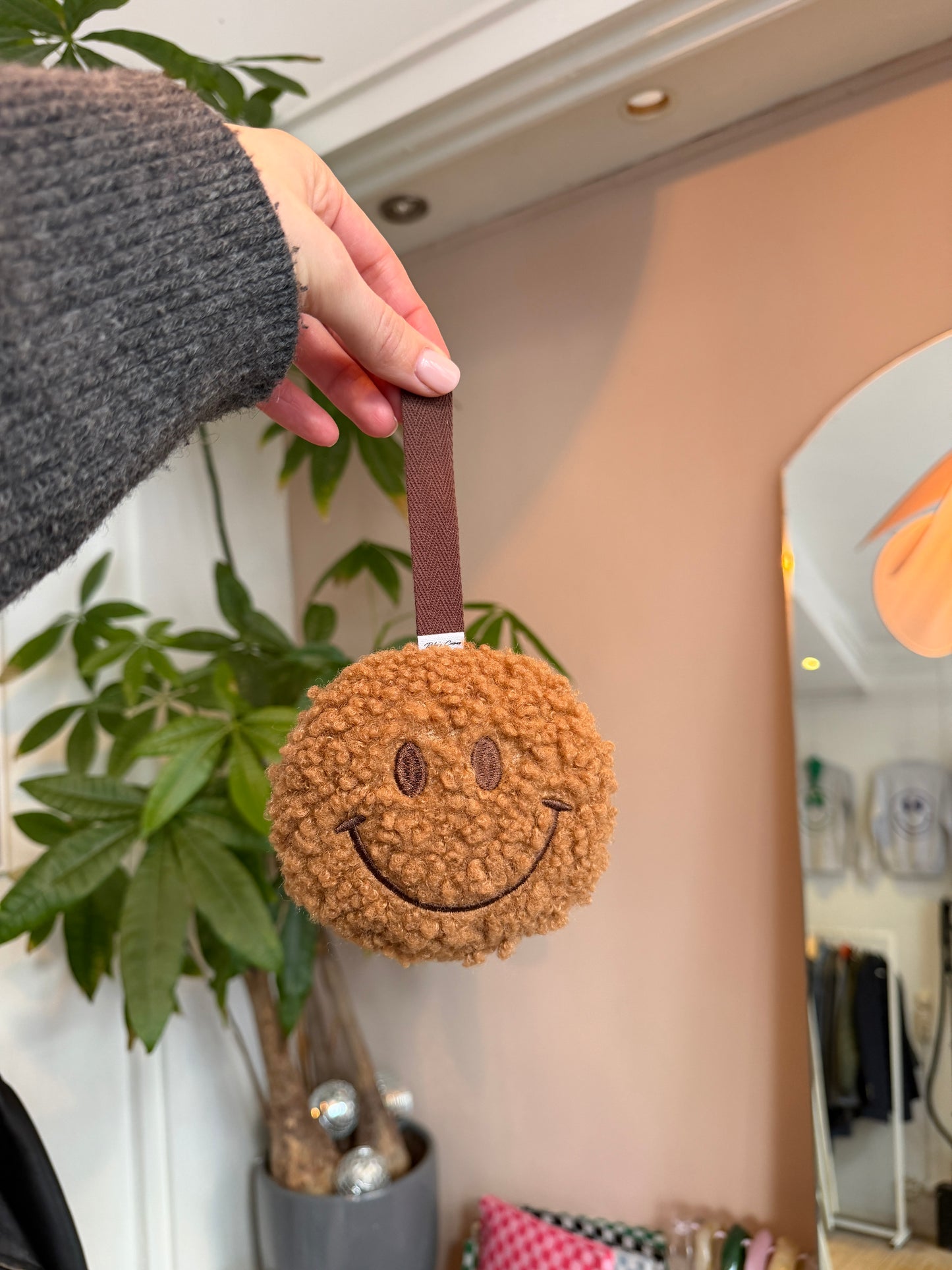 Smiley tuthanger
