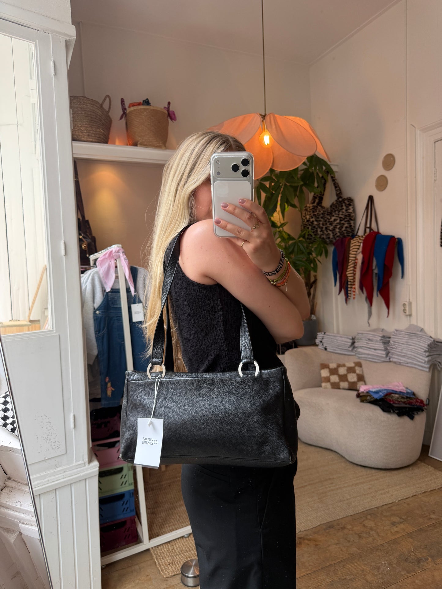 Leather shoulder bag black