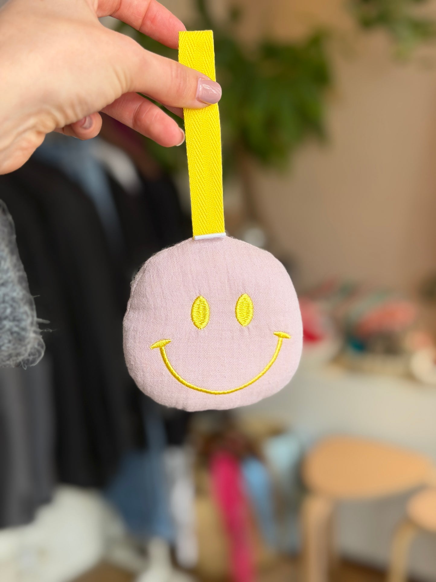 Smiley tuthanger