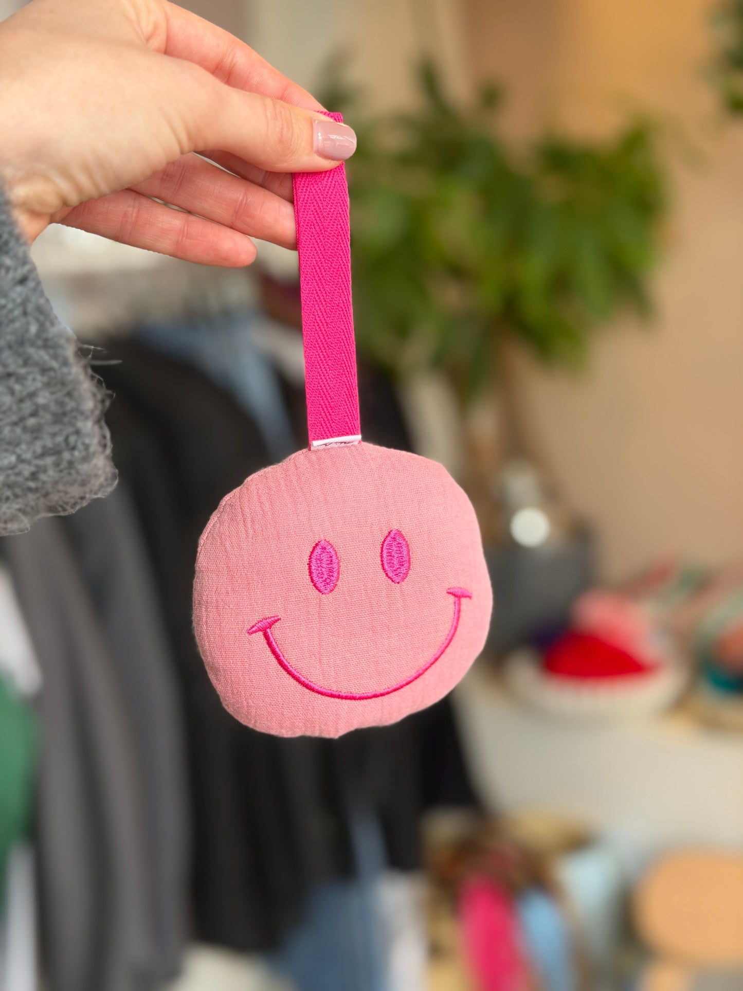 Smiley tuthanger