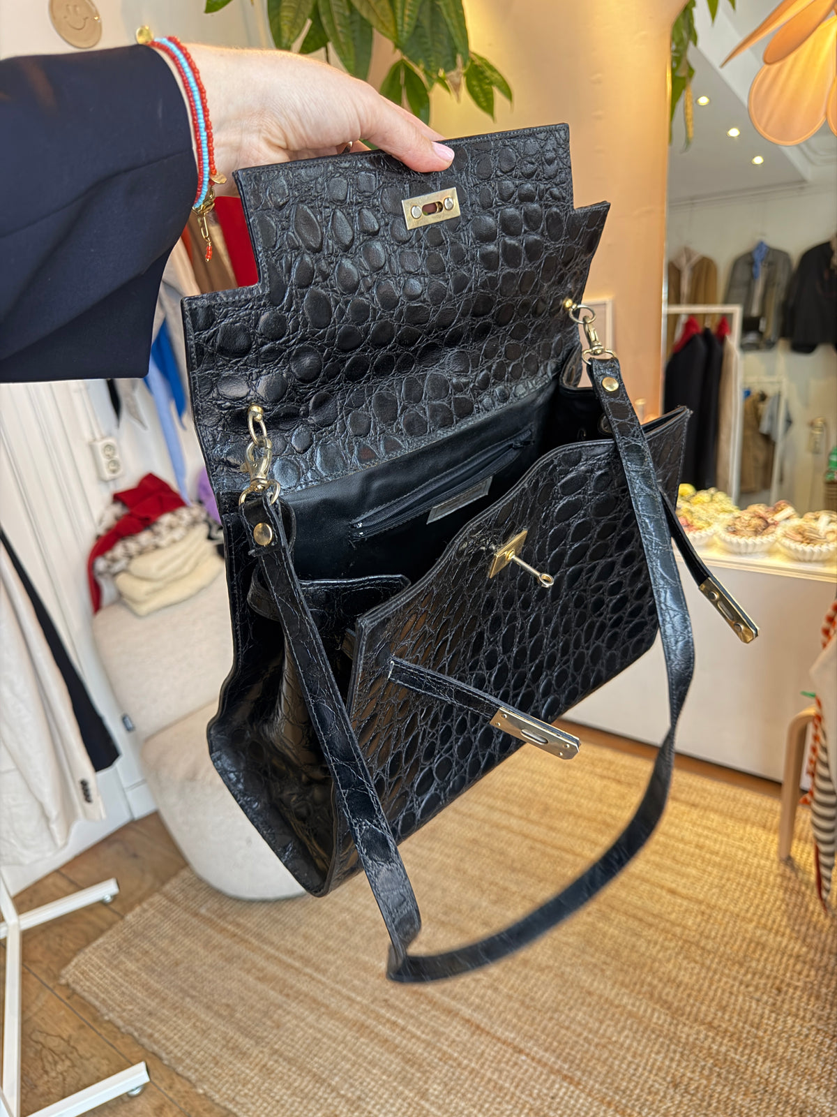 Leather vintage croco black bag