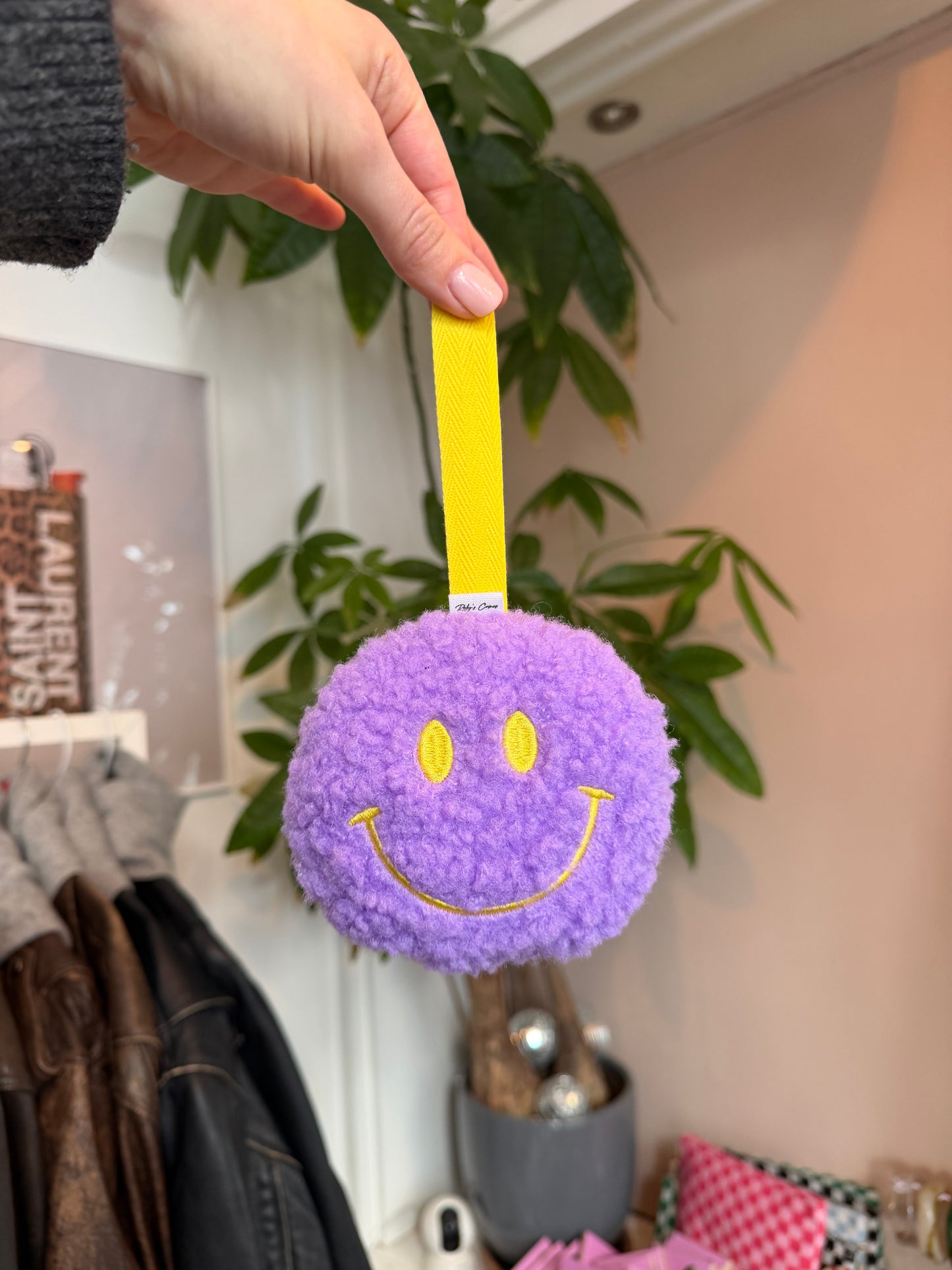 Smiley tuthanger