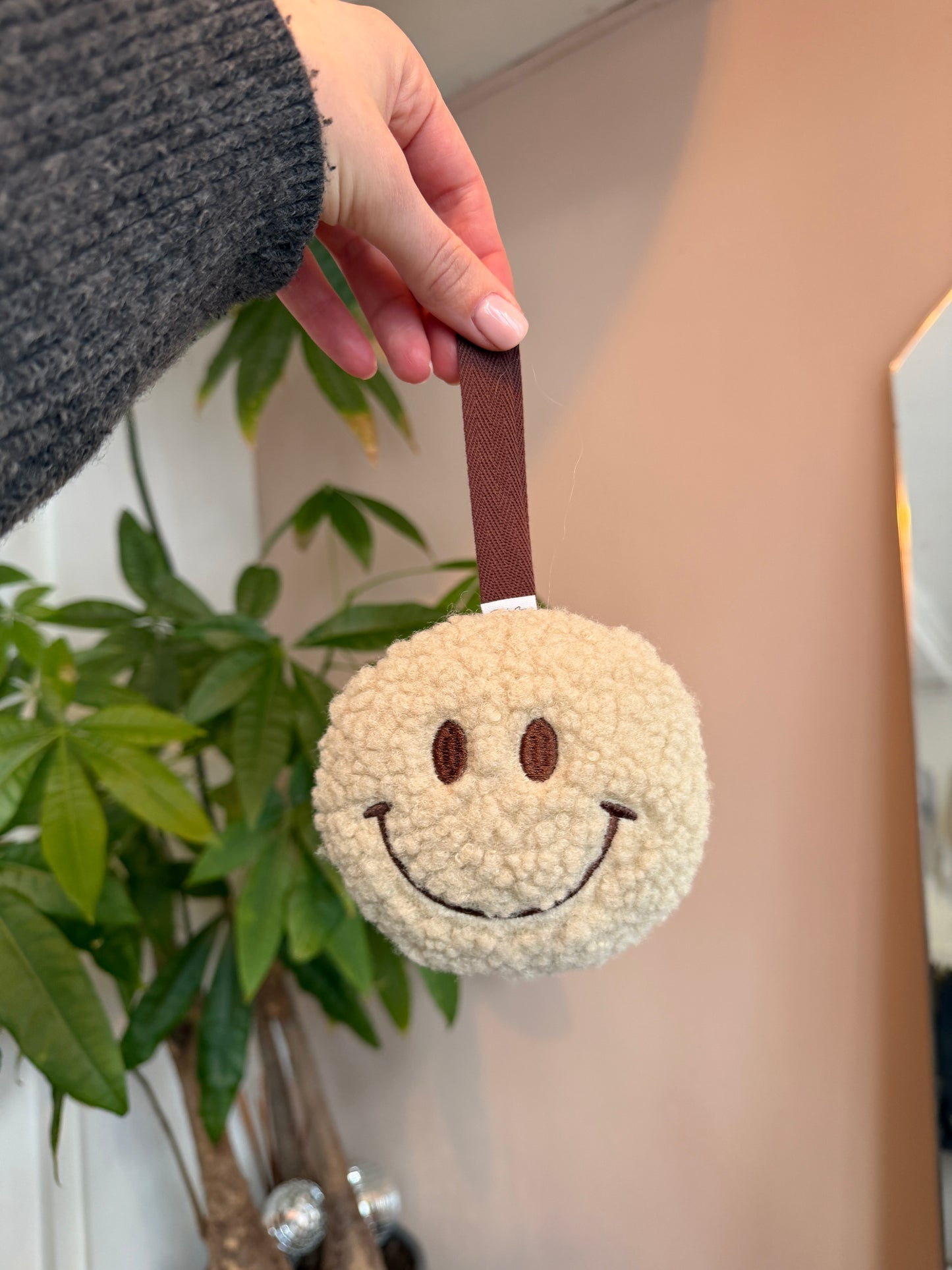 Smiley tuthanger