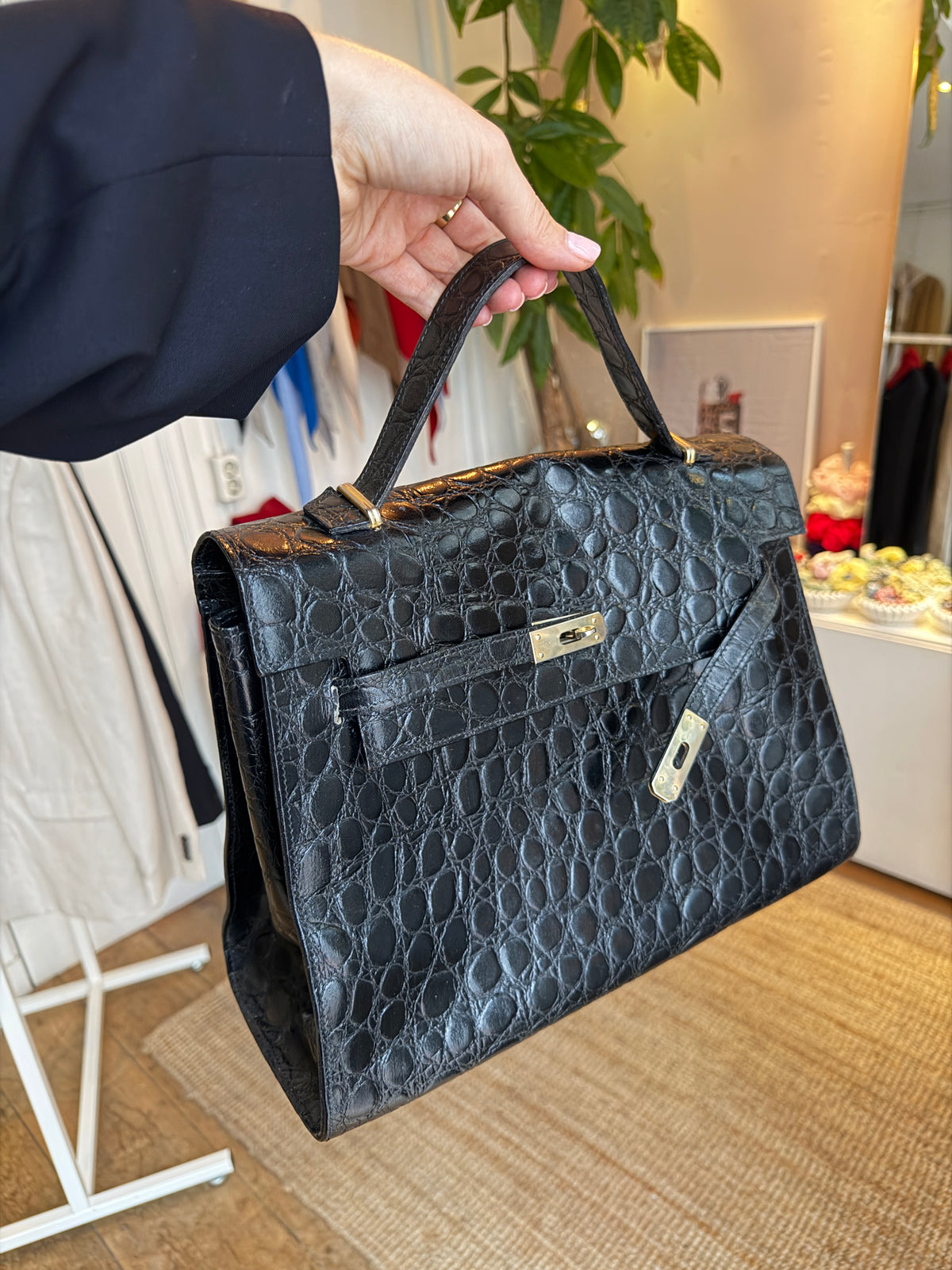 Leather vintage croco black bag
