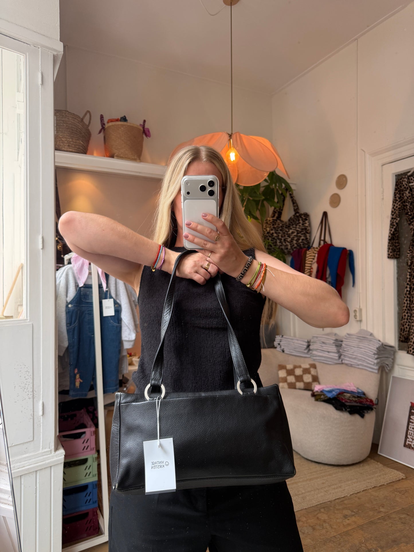 Leather shoulder bag black