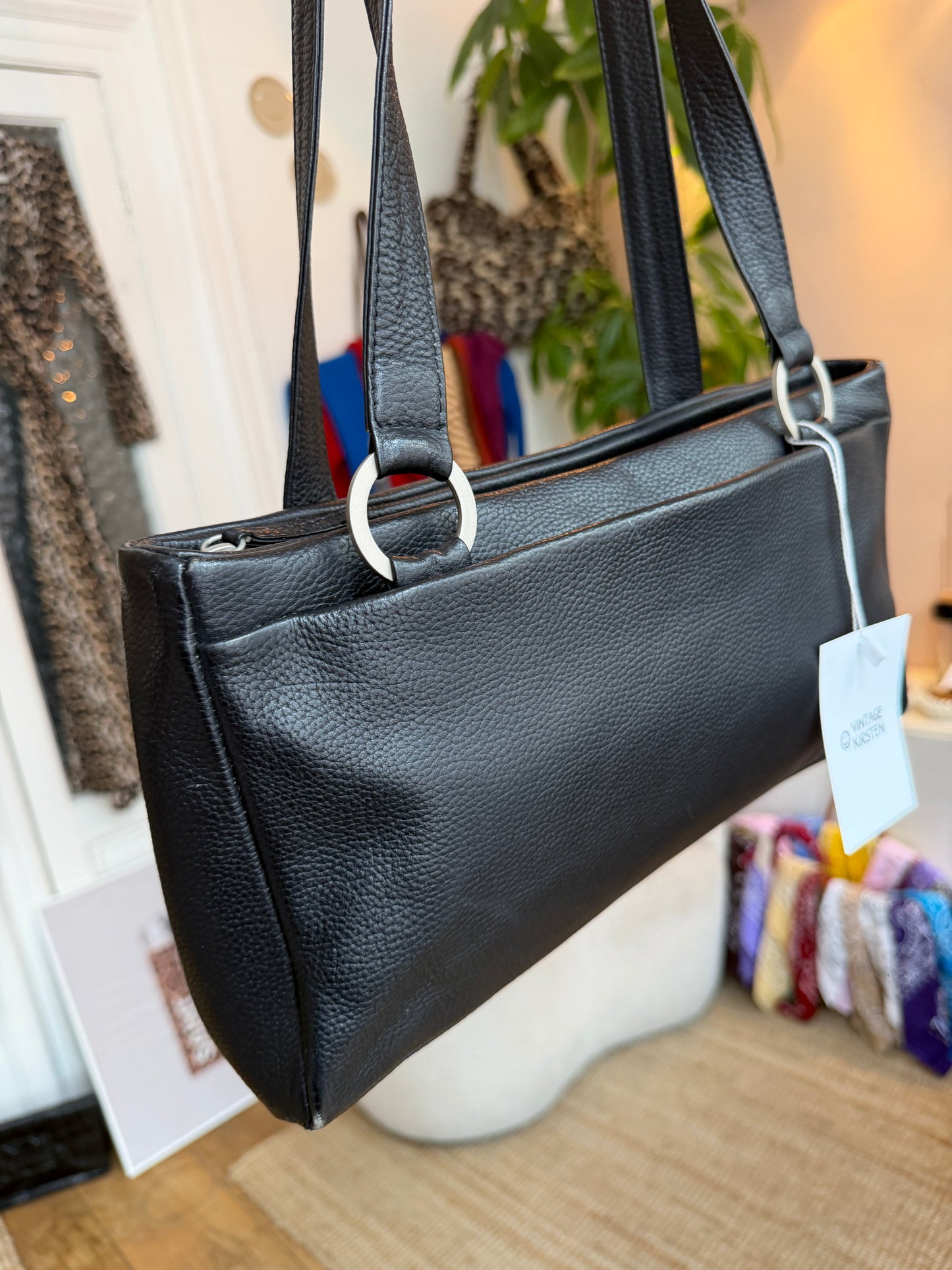 Leather shoulder bag black