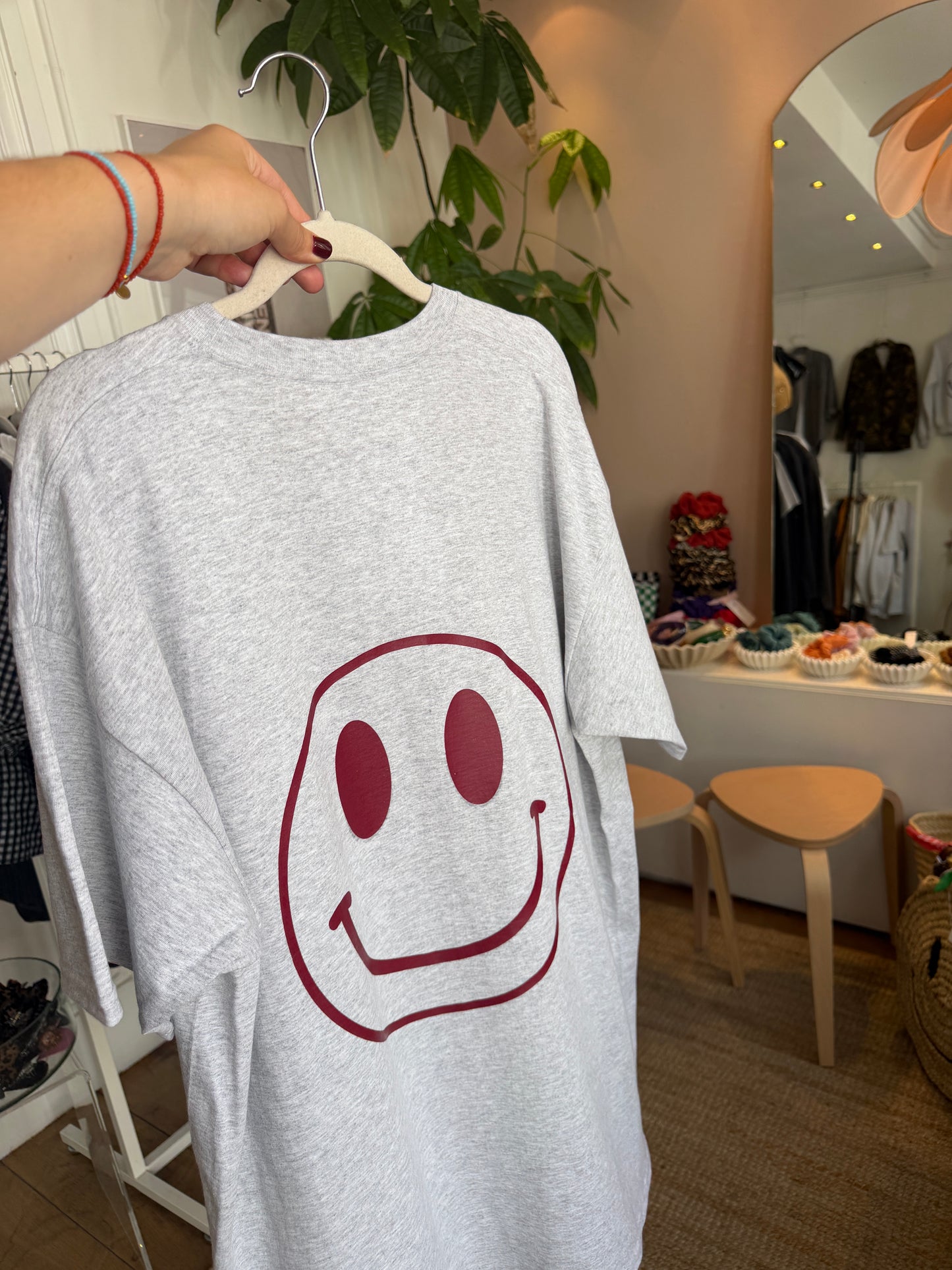 PREORDER Vintage Kirsten smiley tshirt burgundy/brown
