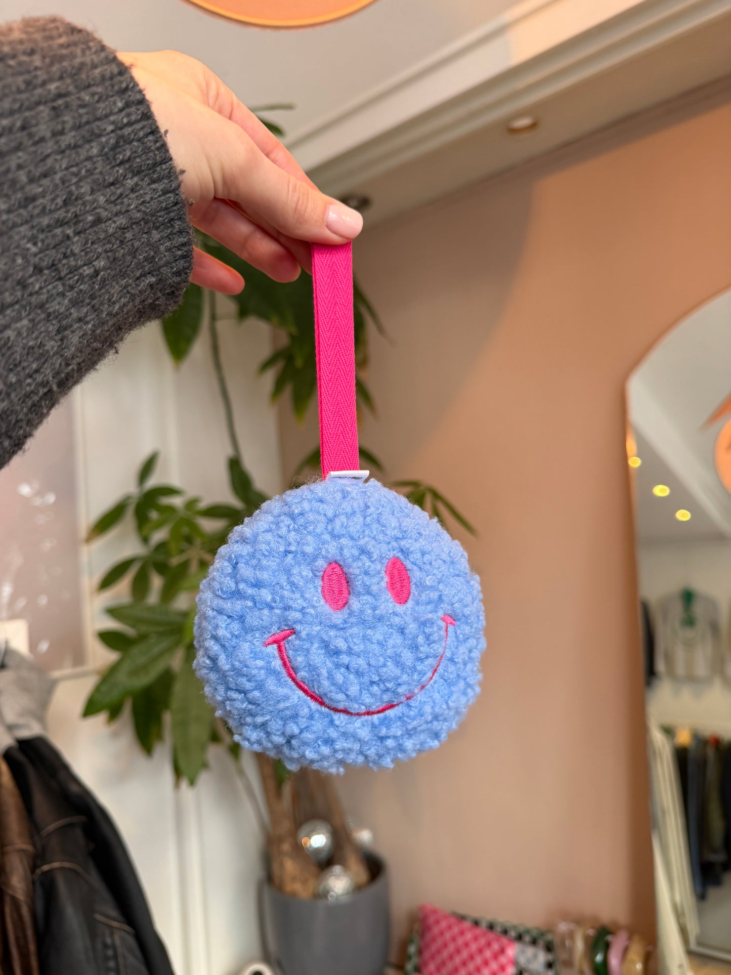 Smiley tuthanger