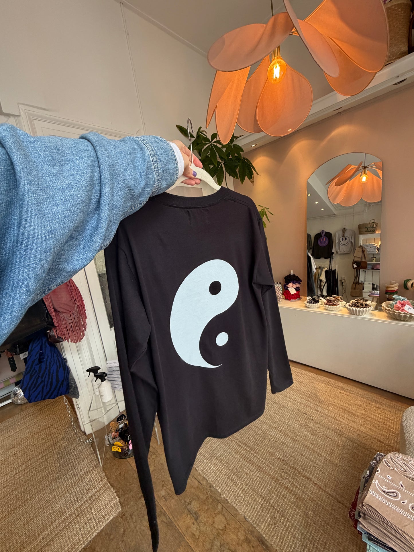 Longsleeve yin yang zwart