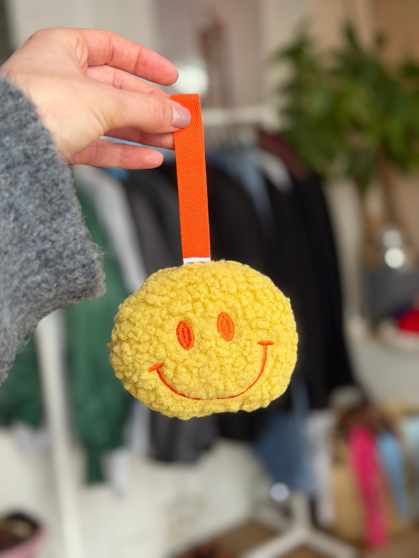 Smiley tuthanger