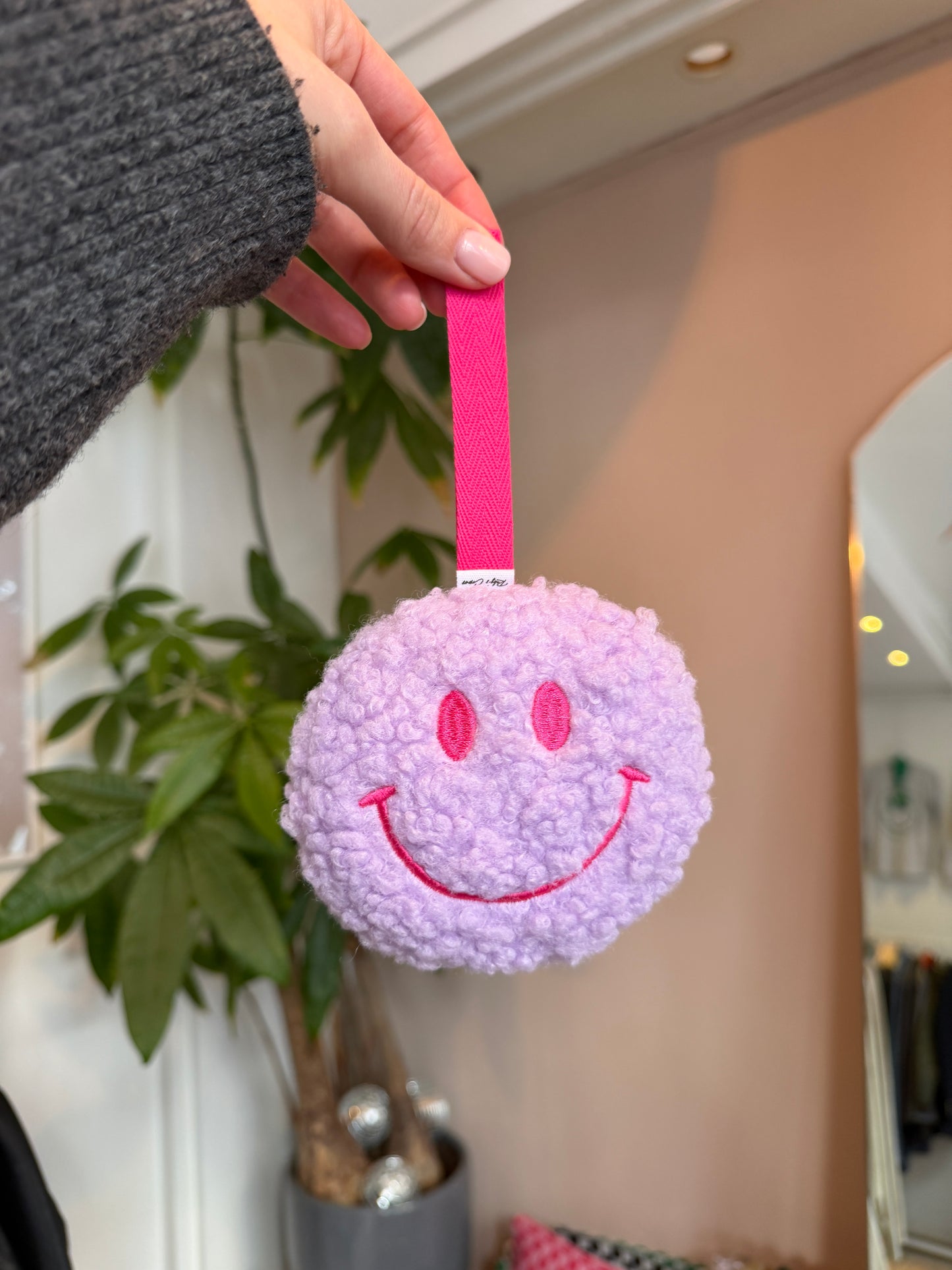 Smiley tuthanger