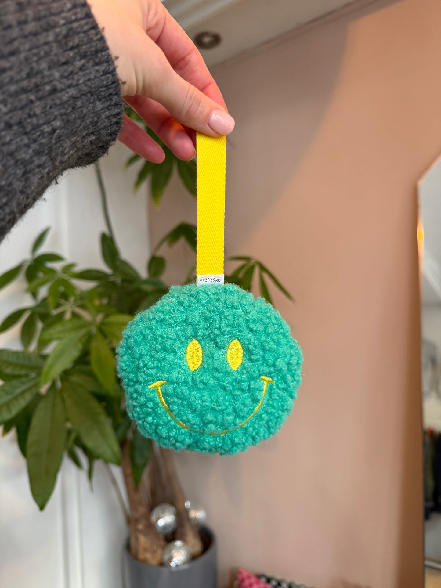 Smiley tuthanger
