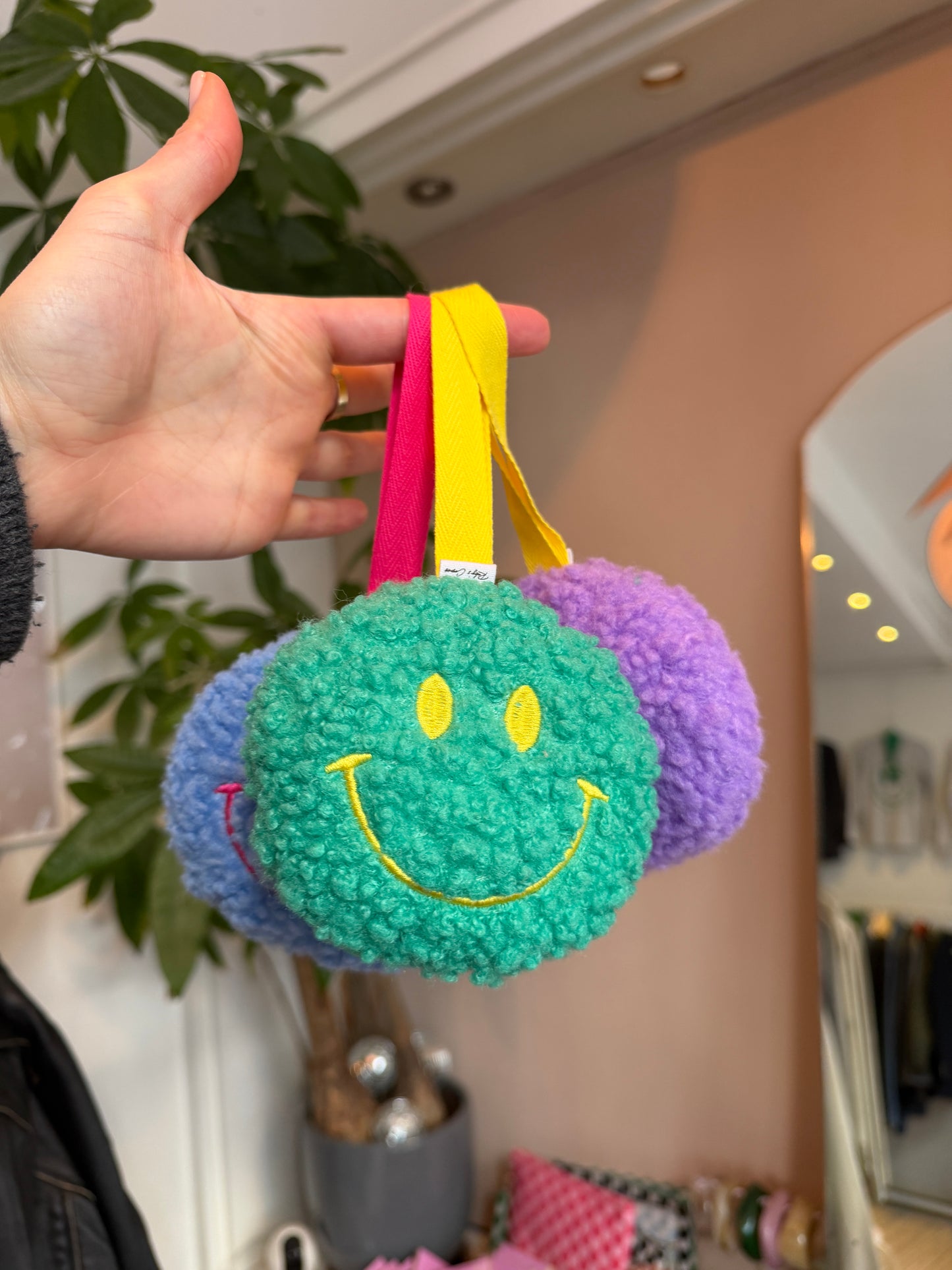 Smiley tuthanger